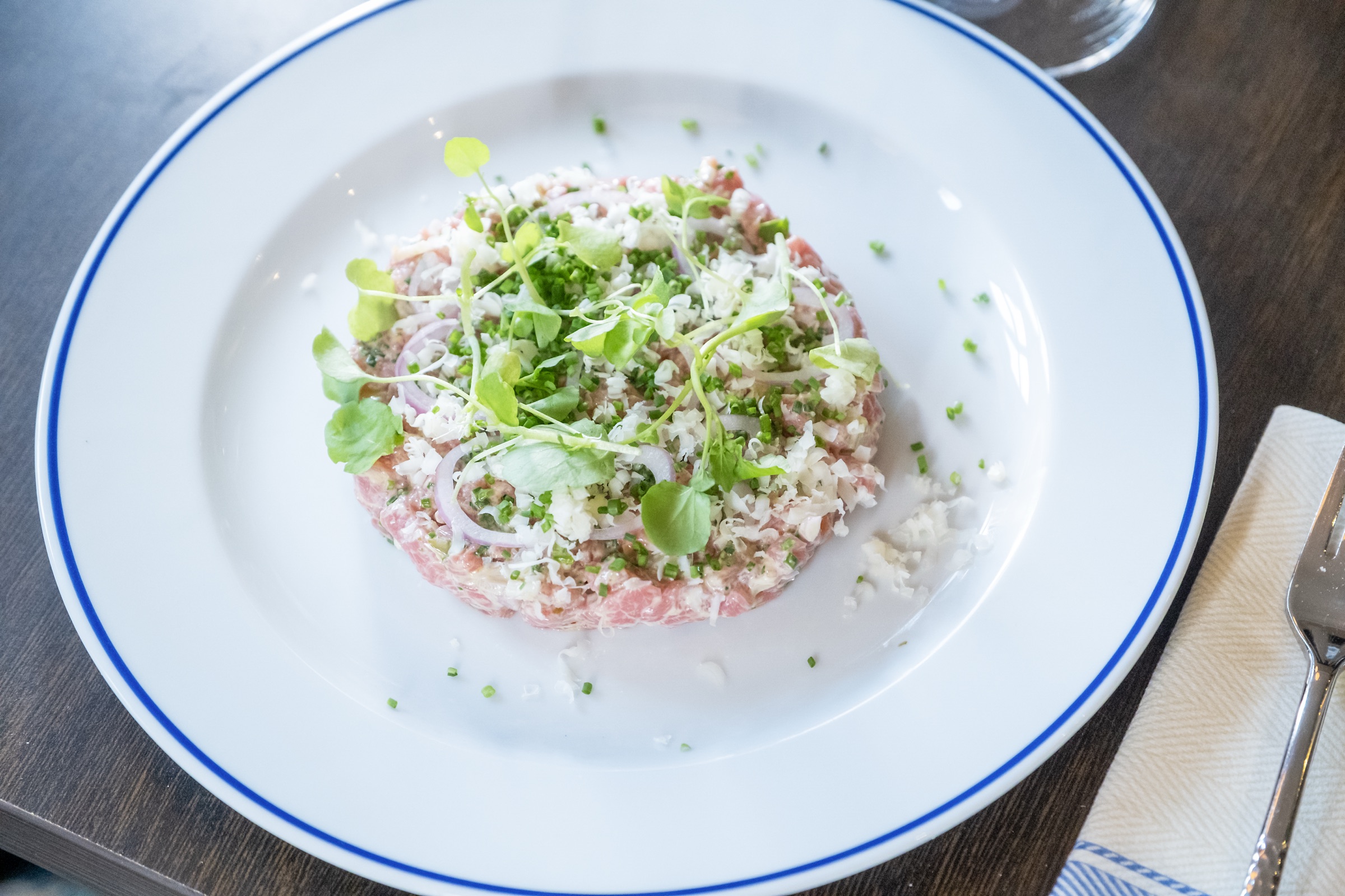 Tartar med rödlök och gräslök