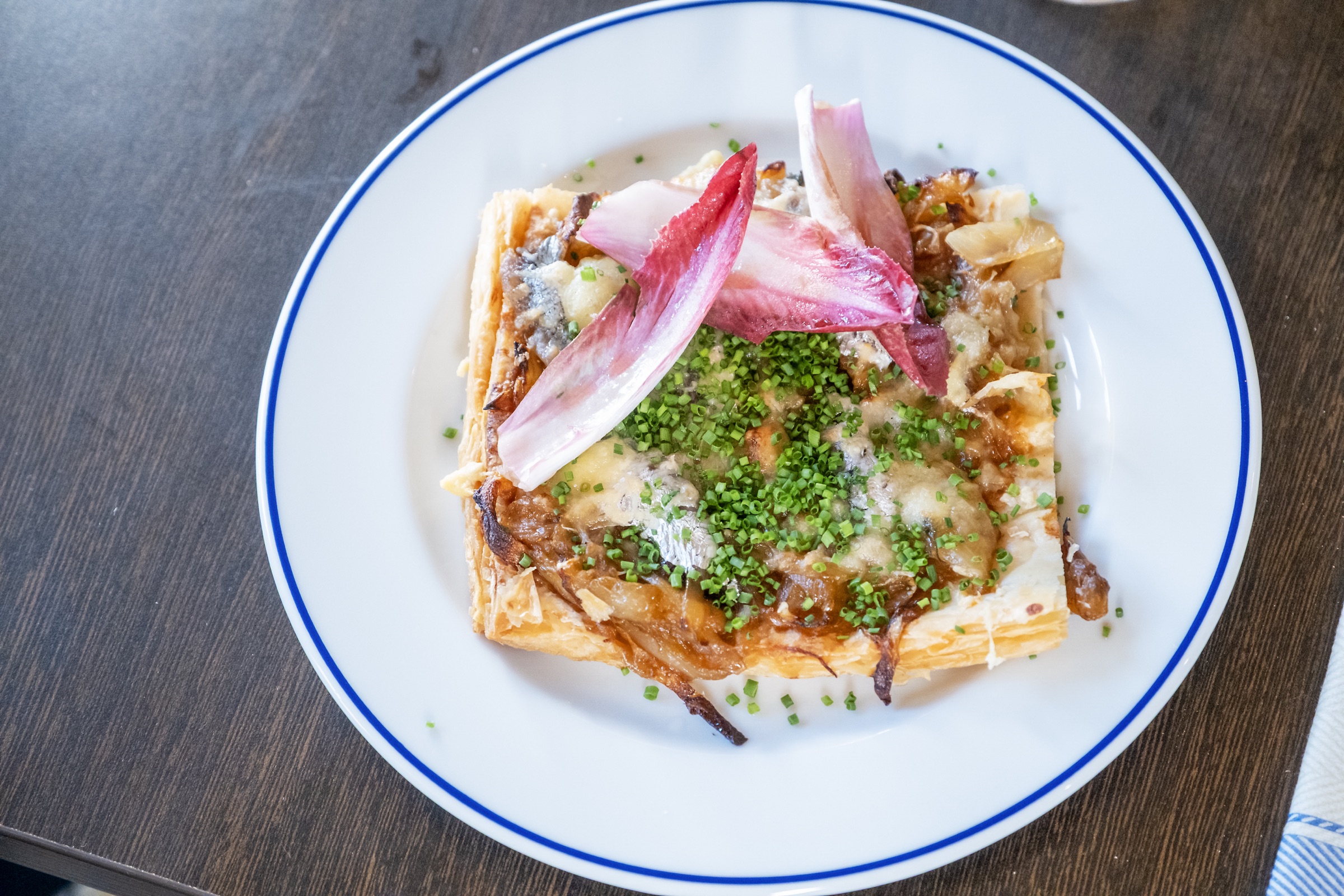 Tarte med blåmögelost och cikoriasallad