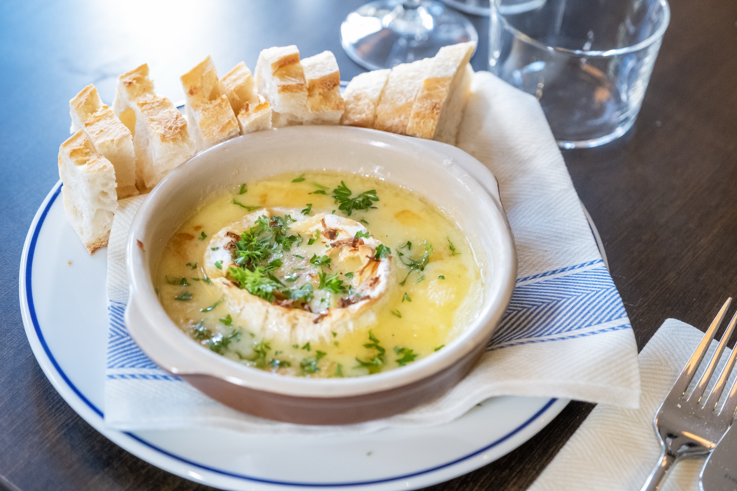 Ugnsbakad camembert med bröd