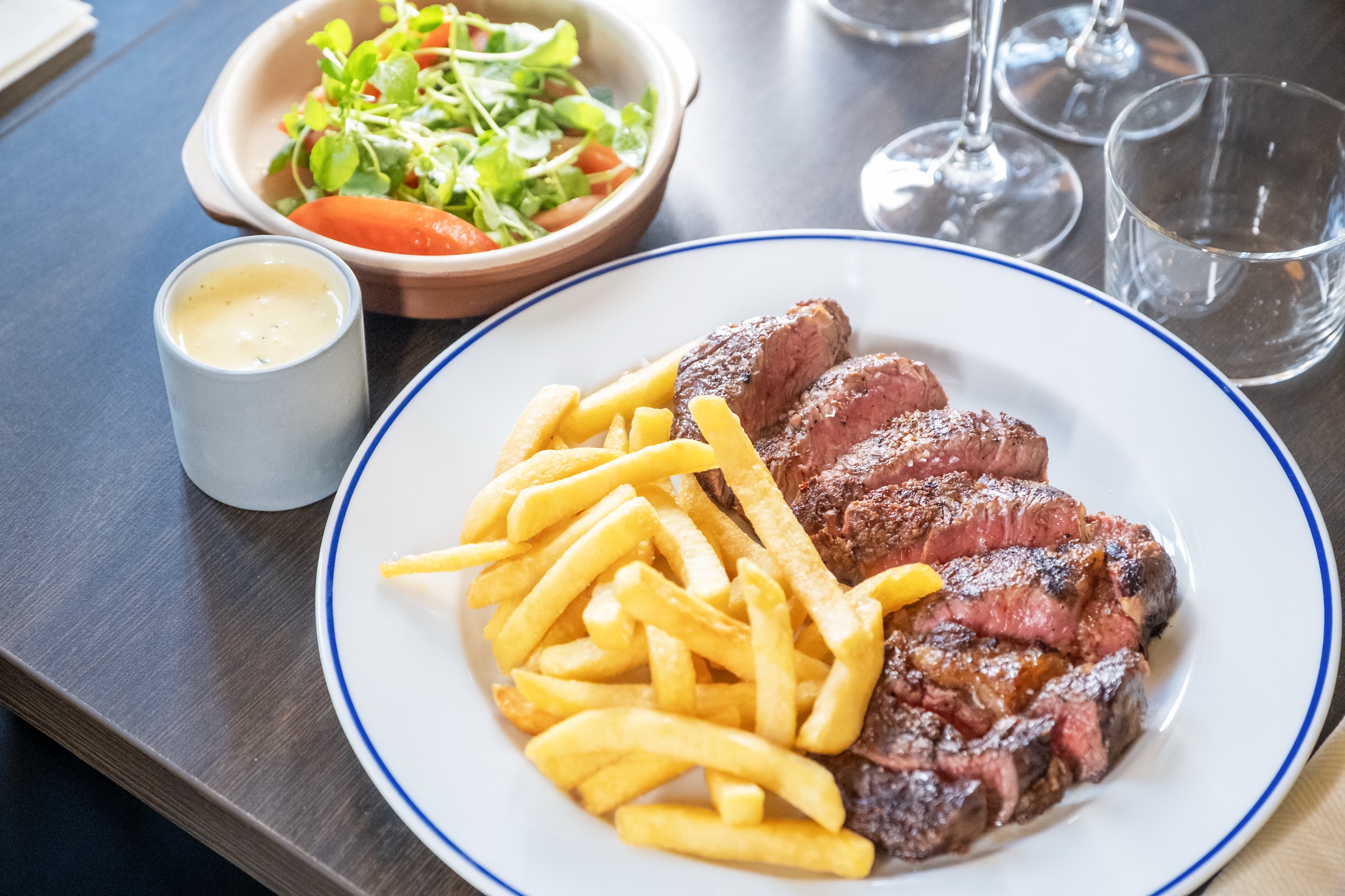Entrecôte med pommes frites